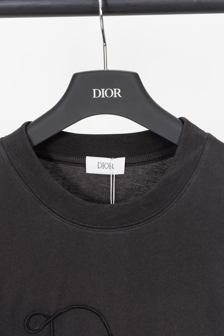 Dior Ribbon Logo Short-Sleeved T-Shirt – 2026 Spring Collection in Dark Grey