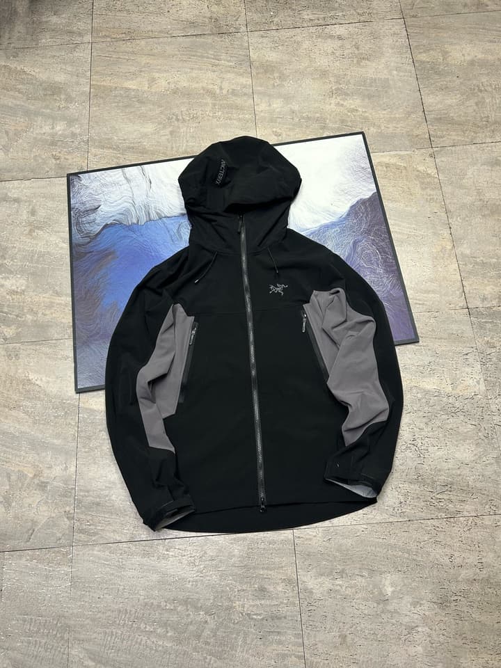 Arc'teryx SERRATUS Hoody Softshell Jacket in Black