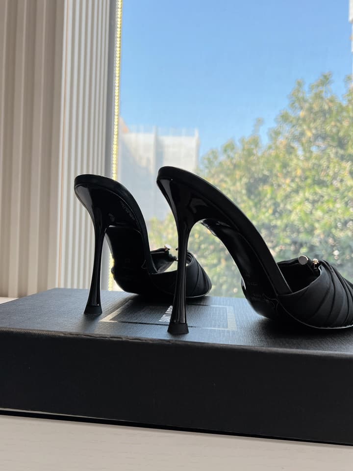 Saint Laurent Lee Metal Chain Pointed-Toe Pumps in Black Satin