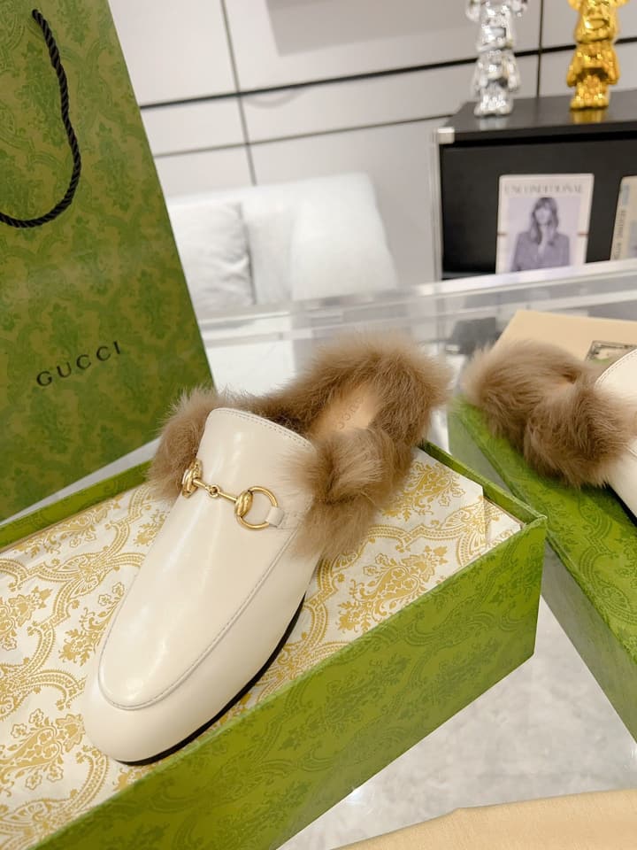 Gucci Toscana Wool Loafers – Autumn/Winter Must-Have in Black Leather With Tan Fur