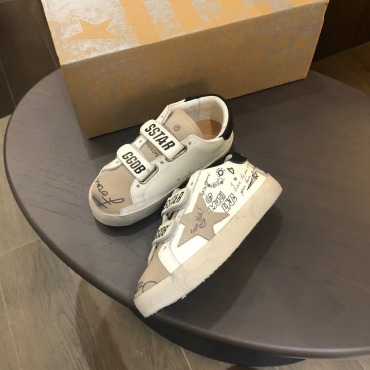 Golden Goose Kids Distressed Sneakers – Kids Collection in White With Black Heel And Grey Star