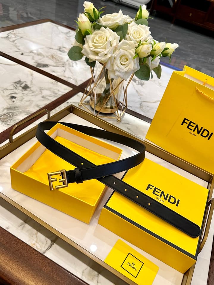 Fendi Classic Leather Belt – 2.5cm in Black Leather With Antique Gold Buckle