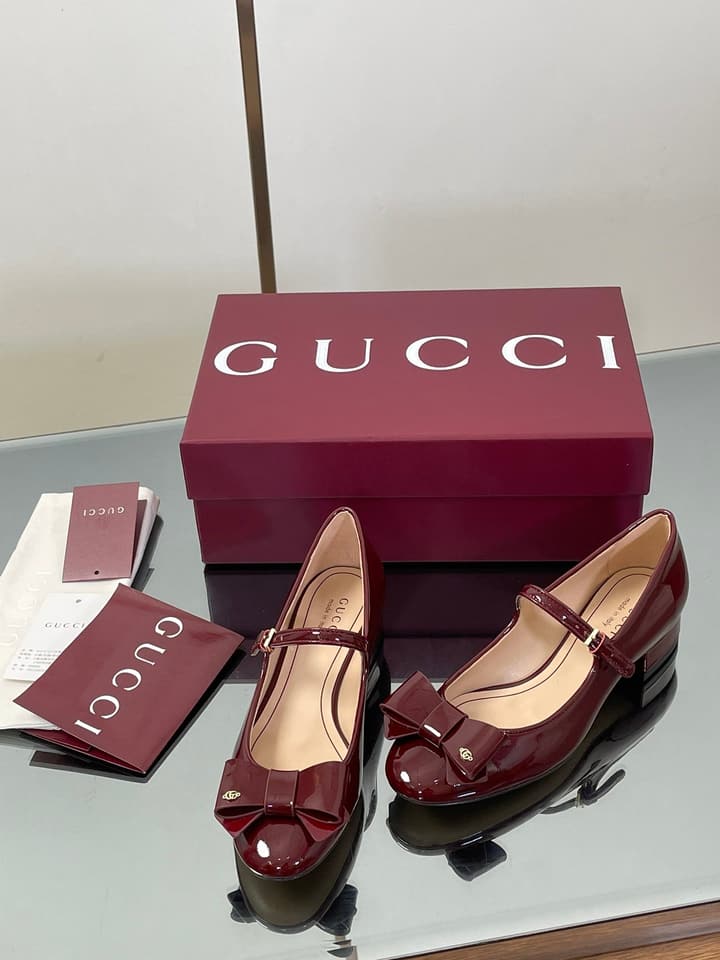 Gucci Bow Detail Mary Jane Ballerina Flats – 2025 Early Autumn Collection in Deep Red Patent Leather