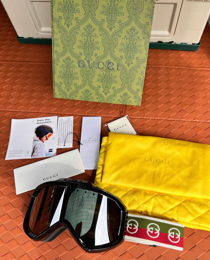 Gucci Luxury Ski Goggles in Black Frame Gucci Stripe