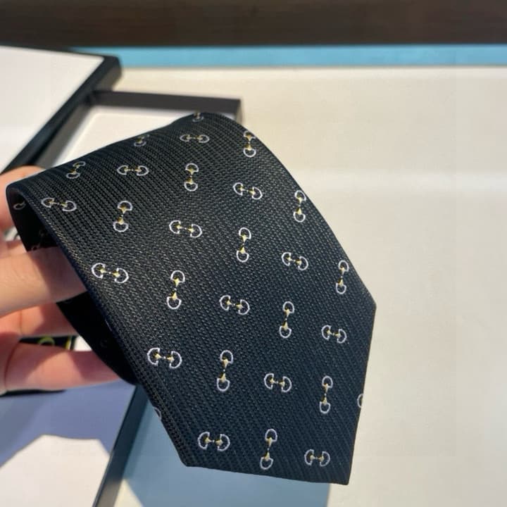 Gucci Men's Jacquard Silk Tie in Black Gg Pattern