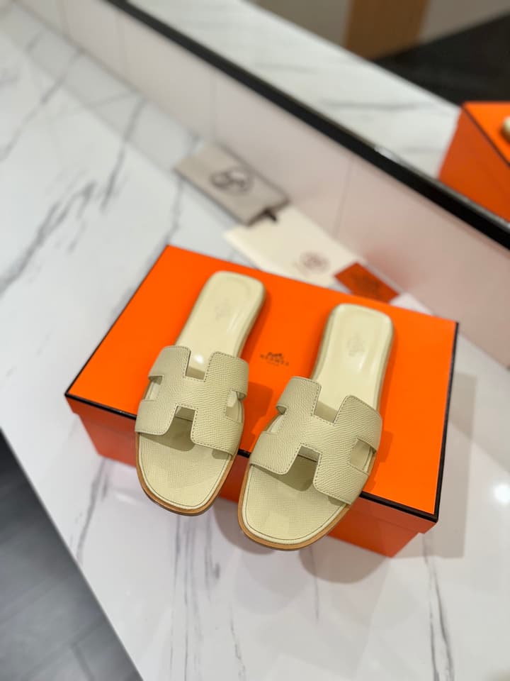 Hermès Classic H Palm Grain Leather Sandals in Black