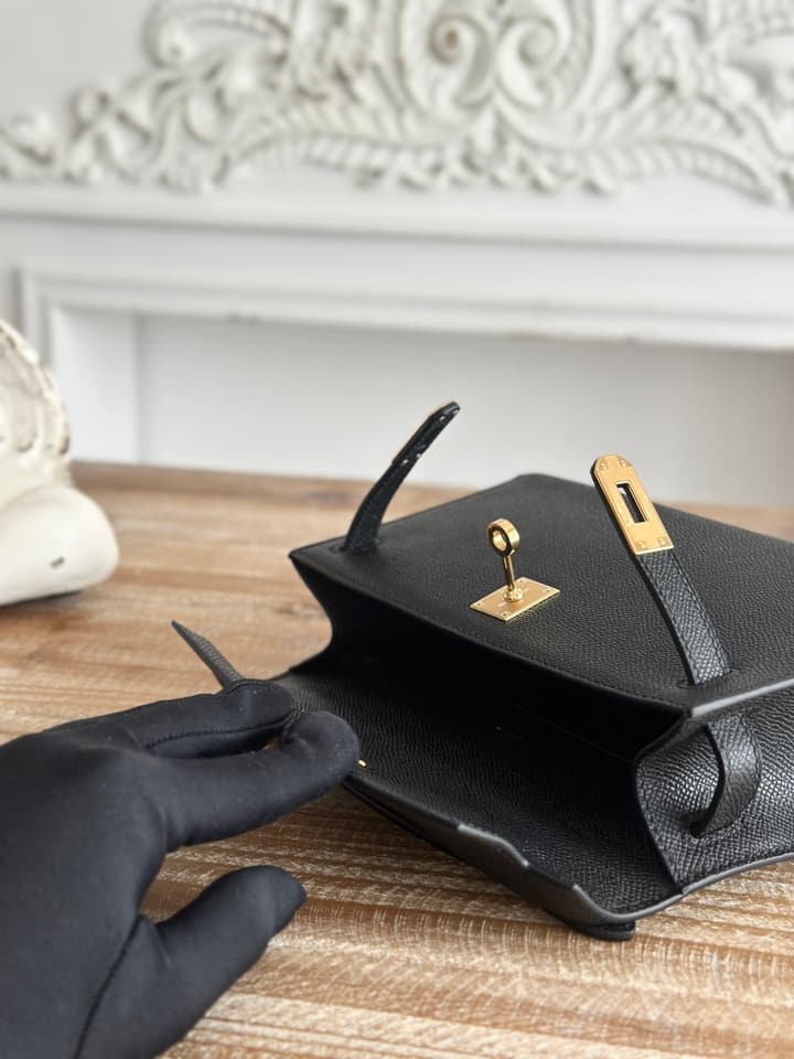 Hermès Kelly Mini Handbag in Black Gold Hardware