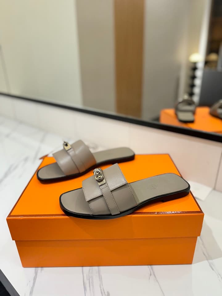 Hermès Classic Timeless Leather Sandals in Black