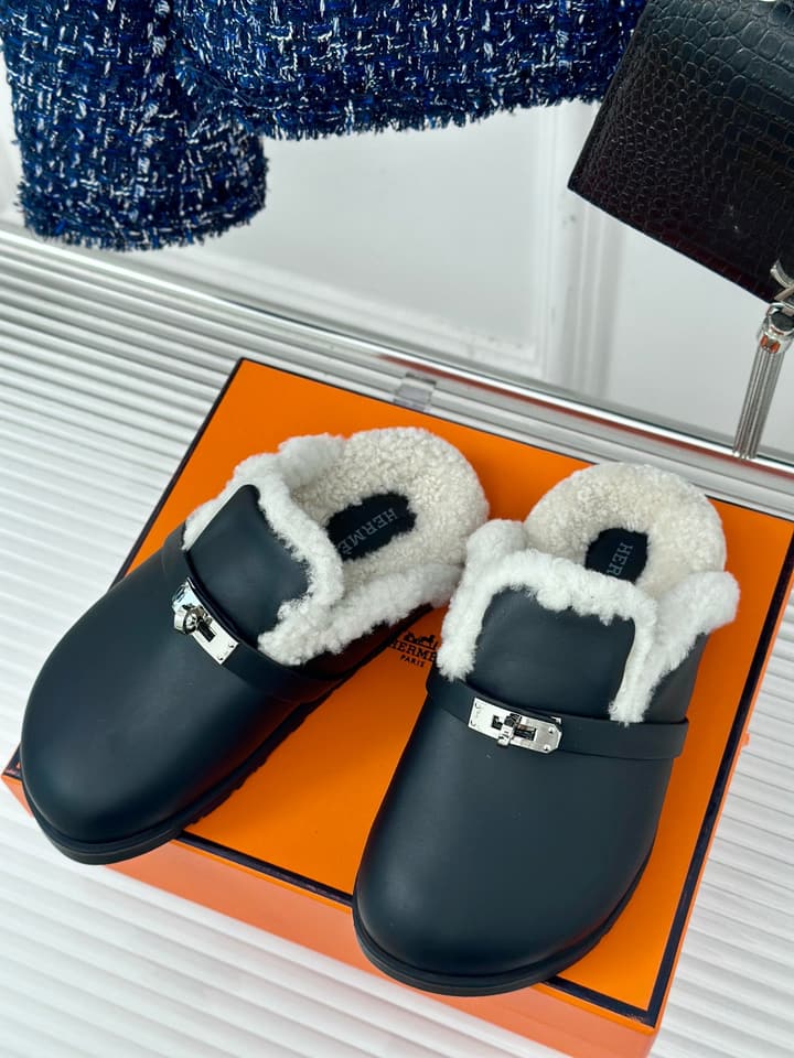 Hermès Kelly Buckle Furry Slippers – Autumn/Winter Collection in Black Suede With White Fur