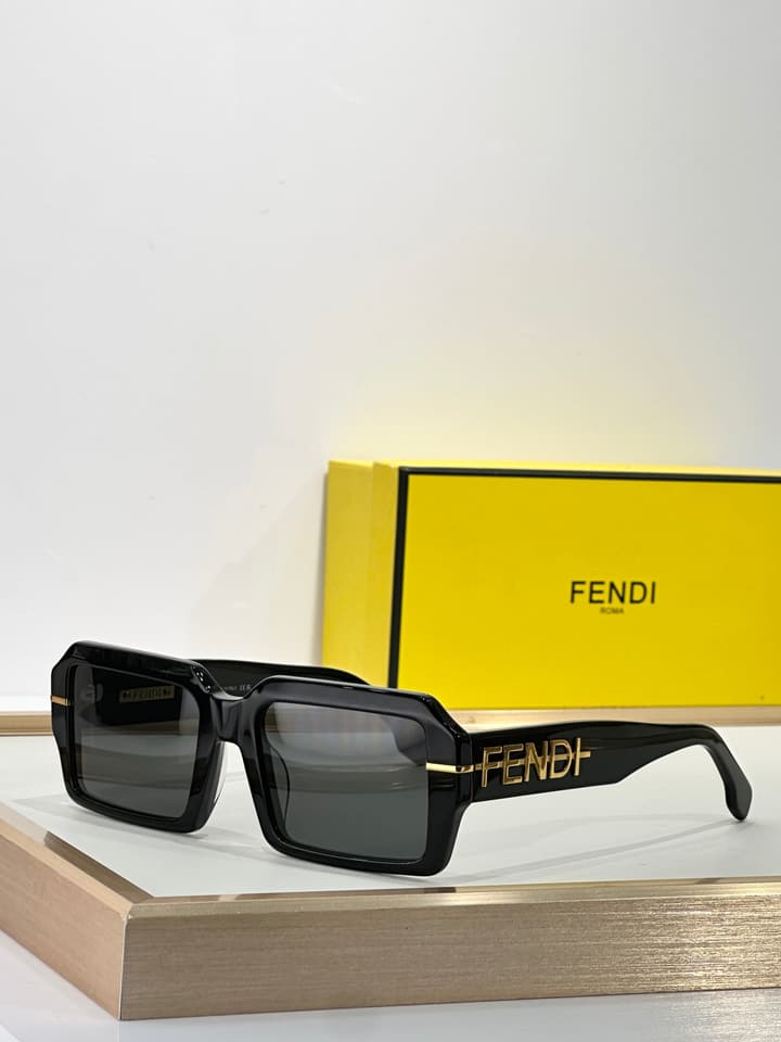 Fendi FE40073U Sunglasses