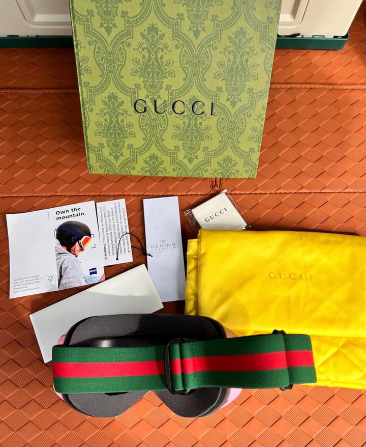 Gucci Luxury Ski Goggles in Black Frame Gucci Stripe