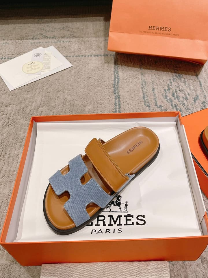 Hermès Chypre Leather Slides – 2023SS in Emerald Green & Textured Beige