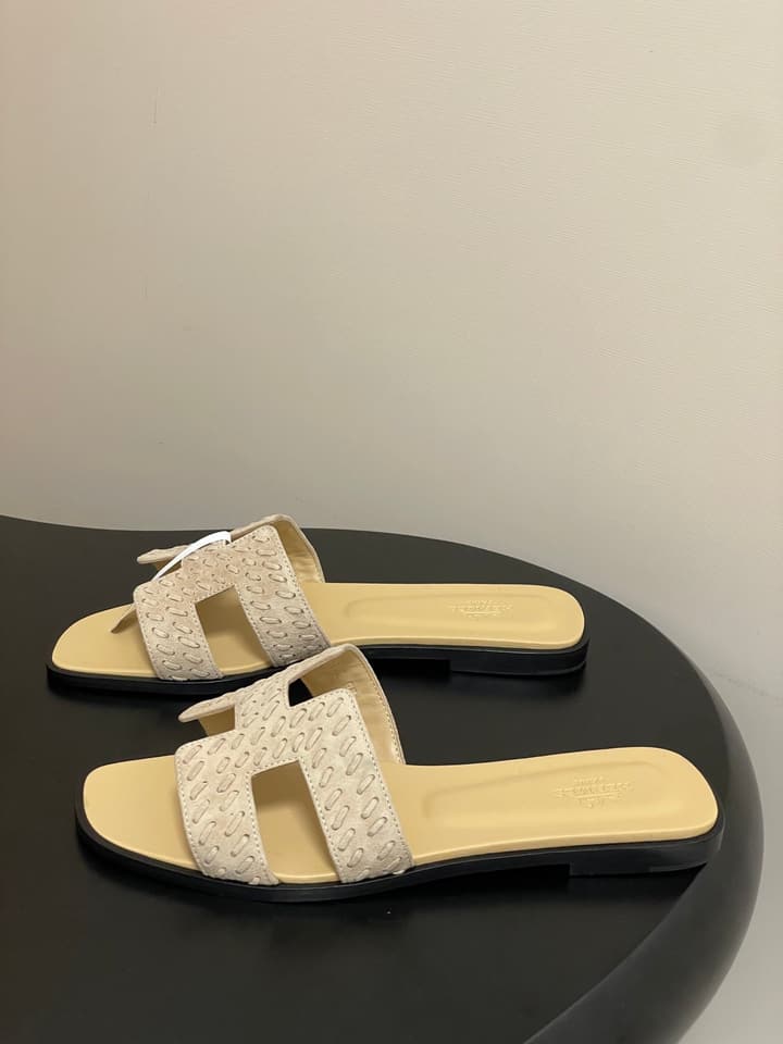 Hermès Oran Woven Suede Sandals – 2025 Collection in Black Leather