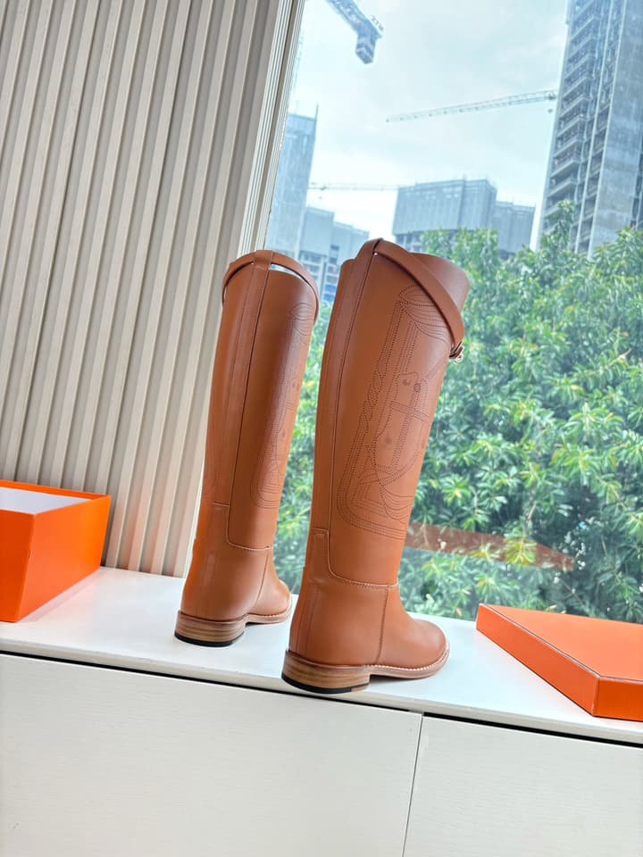 Hermès Classic Knee-High Boots – 2025FW in Assorted Buckle Riding Boots Display