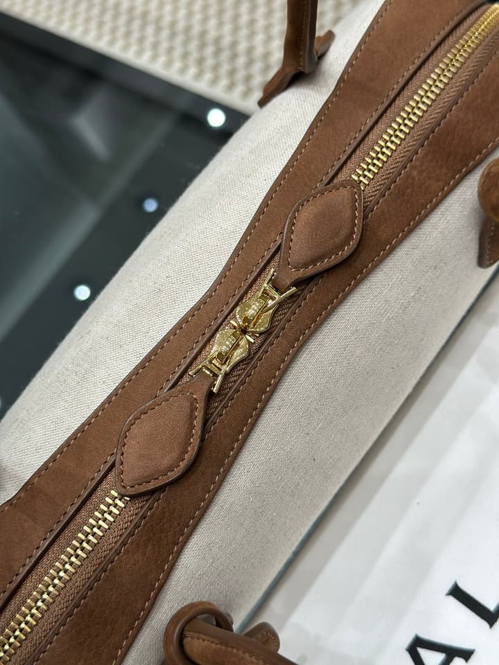 Alaïa Le Teckel Dachshund Bag in Cream And Black