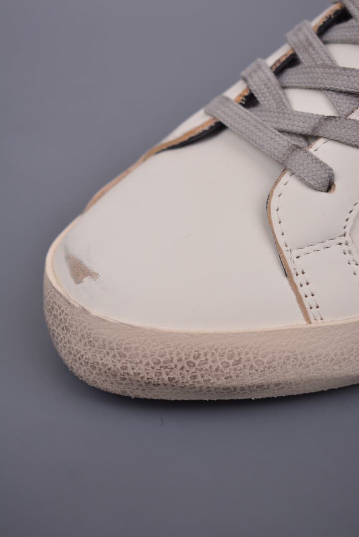 Golden Goose Super Star Distressed Sneakers – 2023 Collection in White With Navy Heel