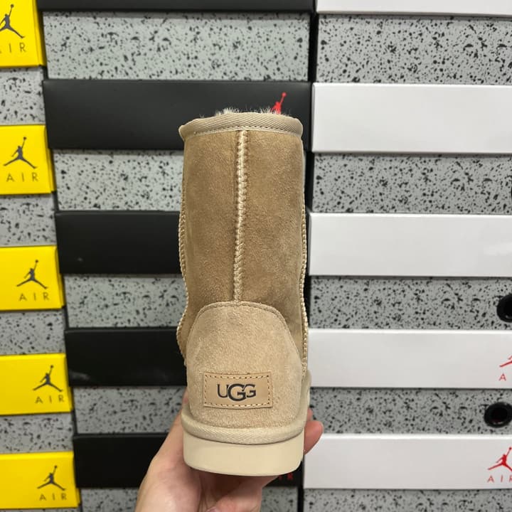 UGG Thick-Soled Low-Cut Fur-Lined Snow Boots in All Black Mini