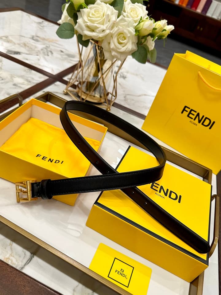 Fendi Classic Leather Belt – 2.5cm in Black Leather With Antique Gold Buckle