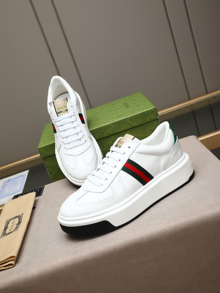 Gucci Men's Calfskin Fashion Loafers in Black Leather And Monogram Canvas