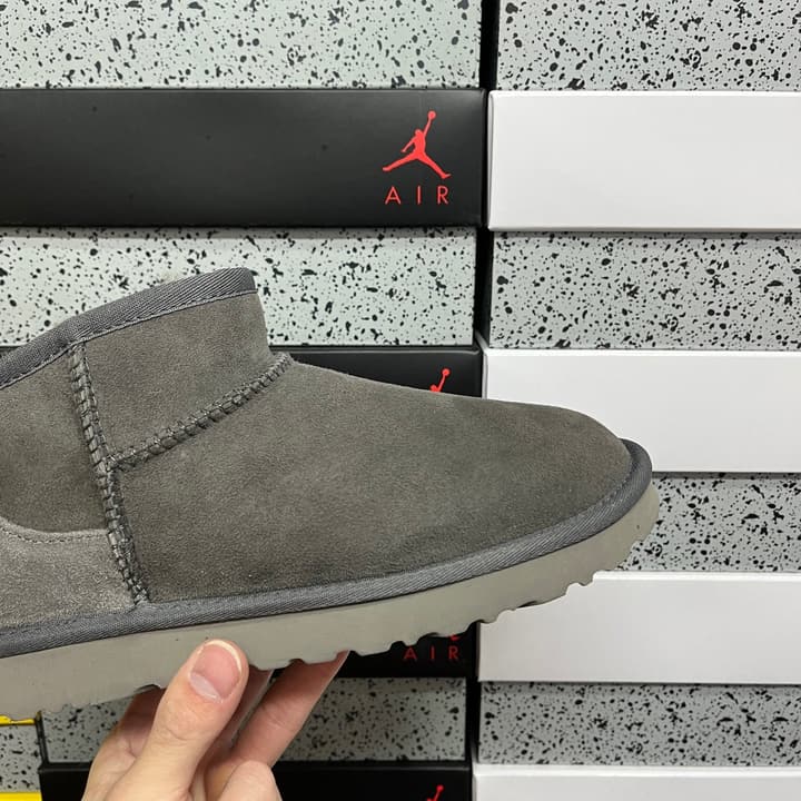 UGG Thick-Soled Low-Cut Fur-Lined Snow Boots in All Black Mini
