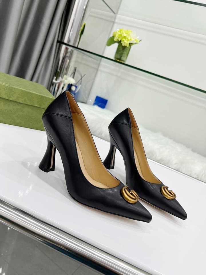 Gucci Double G Buckle Pointed Pumps in Cream Patent Pump