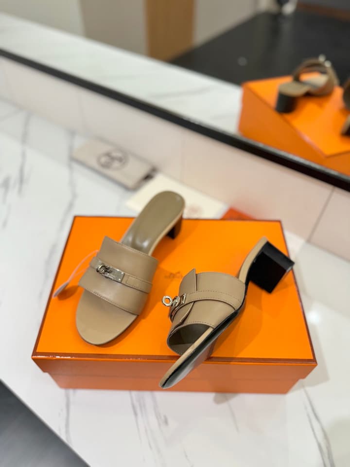Hermès Classic Smooth Cowhide Heeled Sandals in Beige