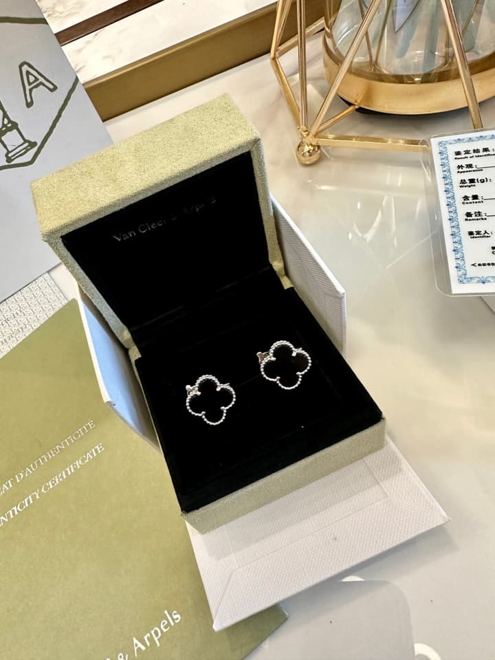 Van Cleef & Arpels Clover Earrings in Gold