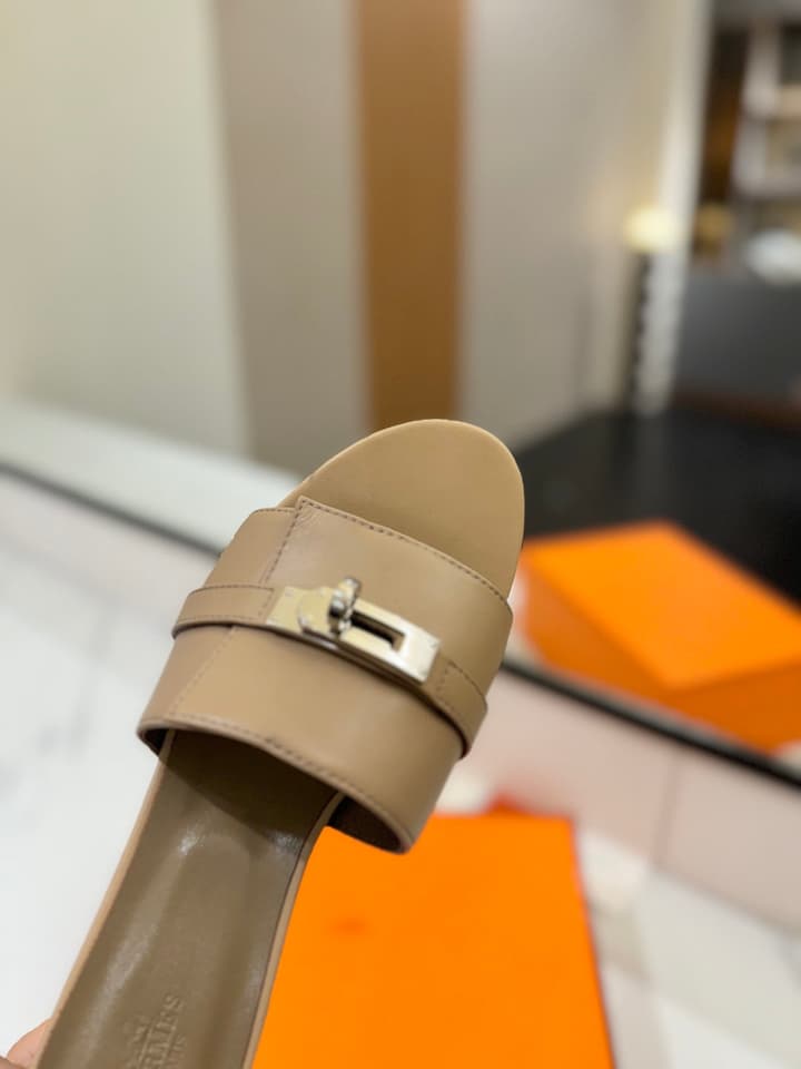 Hermès Classic Smooth Cowhide Heeled Sandals in Beige