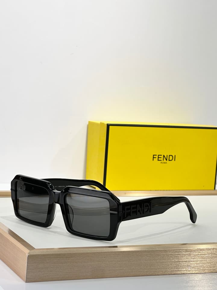 Fendi FE40073U Sunglasses