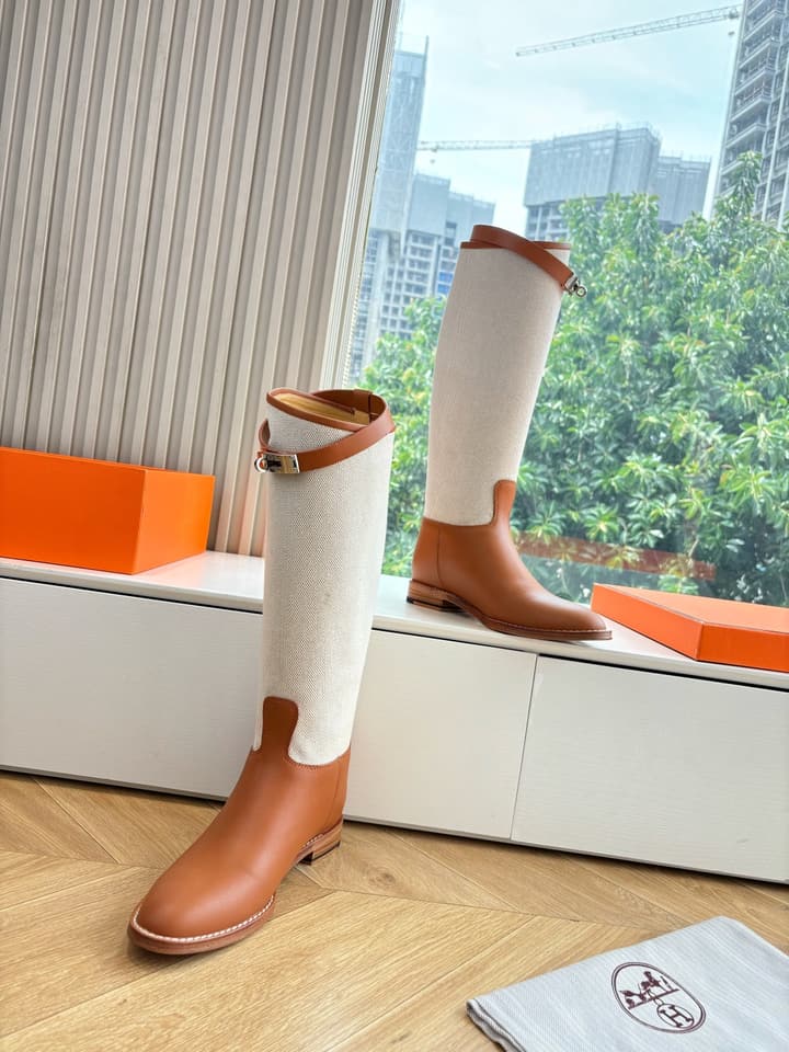 Hermès Classic Knee-High Boots – 2025 Autumn/Winter Collection in Two-tone Tan And Cream