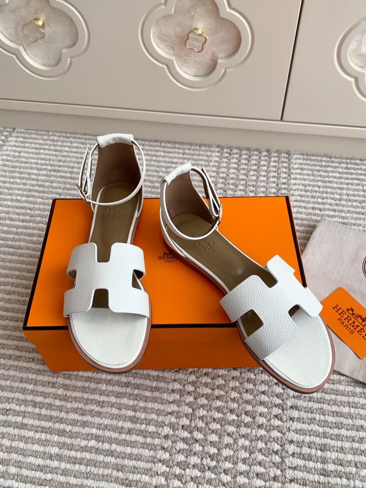 Hermès Santorini Classic H Flat Sandals in Taupe