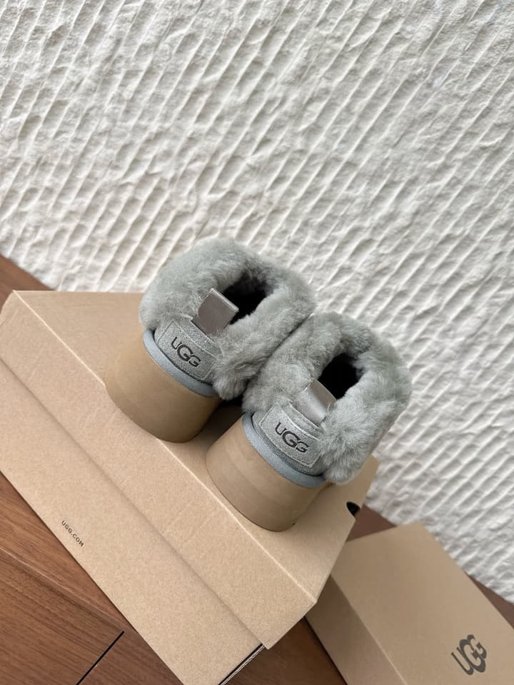 UGG Sheepskin Fur-Lined Slippers – Autumn/Winter Collection in Tall Light Pink With Cream Fur