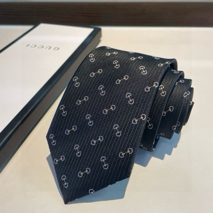 Gucci Men's Jacquard Silk Tie in Black Gg Pattern