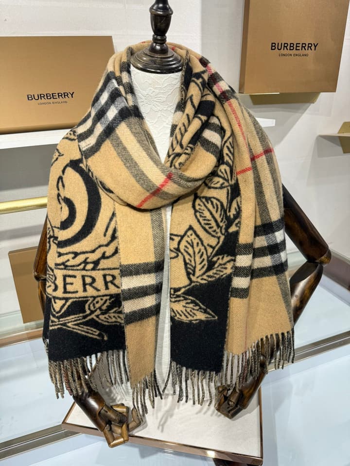 Burberry Equestrian Knight Reversible Jacquard Shawl – 25 Collection