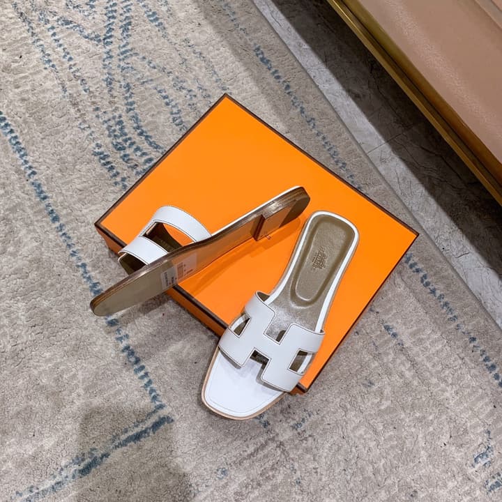 Hermès Oasis H Flat Sandals in Taupe Strap