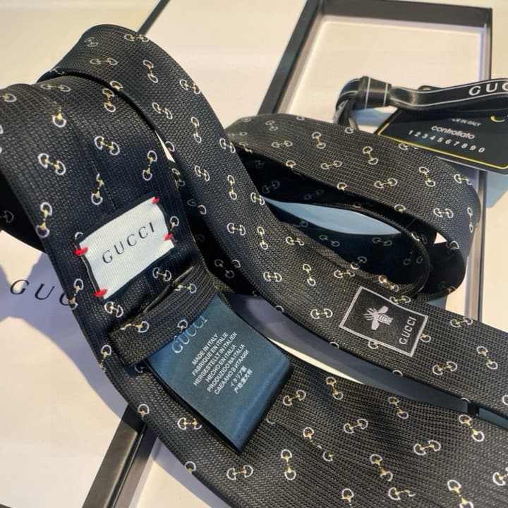 Gucci Men's Jacquard Silk Tie in Black Gg Pattern