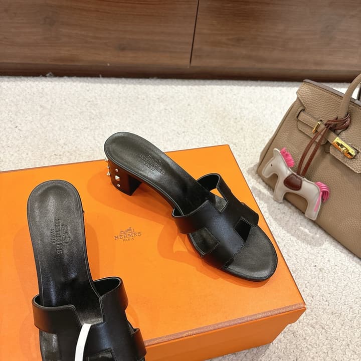 Hermès Oasis H-Slippers Sandals – New Colorway in Black Leather