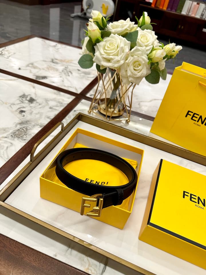 Fendi Classic Leather Belt – 2.5cm in Black Leather With Antique Gold Buckle