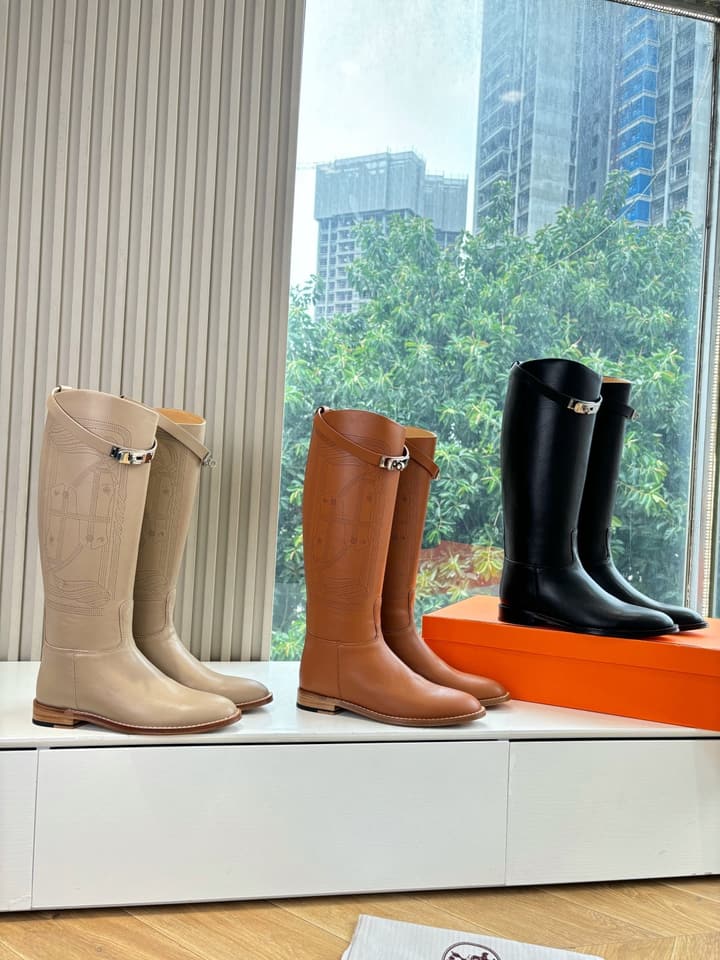 Hermès Classic Knee-High Boots – 2025FW in Assorted Buckle Riding Boots Display
