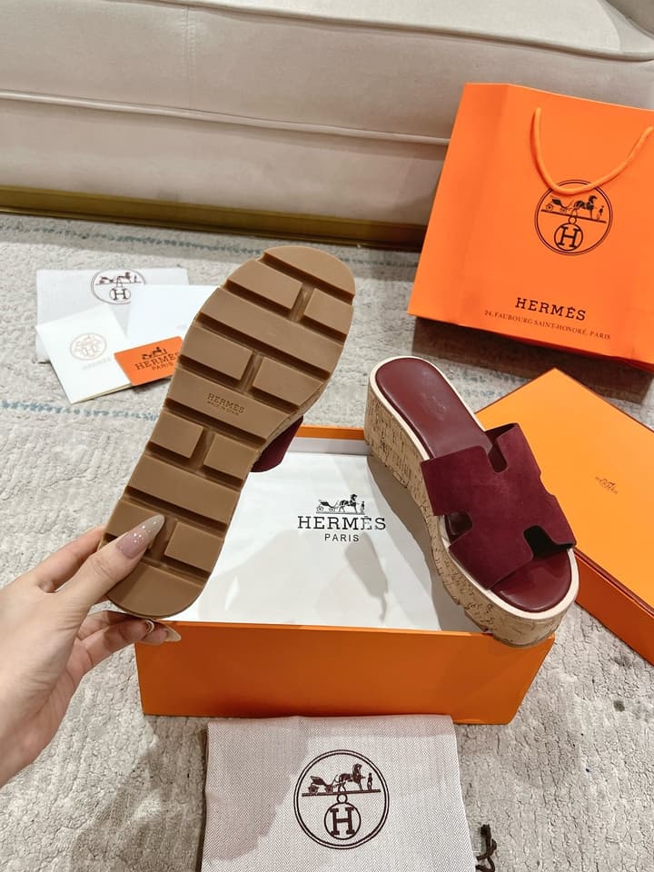 Hermès Wedge Sandals – 2024 Spring/Summer Collection in Bright Red Suede