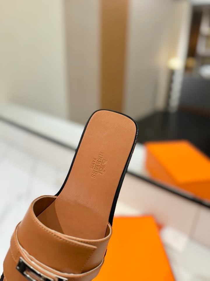 Hermès Classic Timeless Leather Sandals in Black