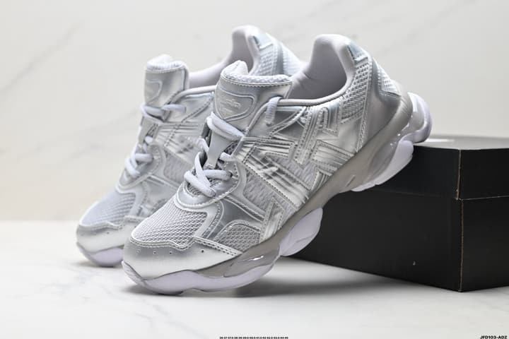 Onitsuka Tiger ULTI RS TIGRUN Low-Top Sneakers in Metallic Silver And White