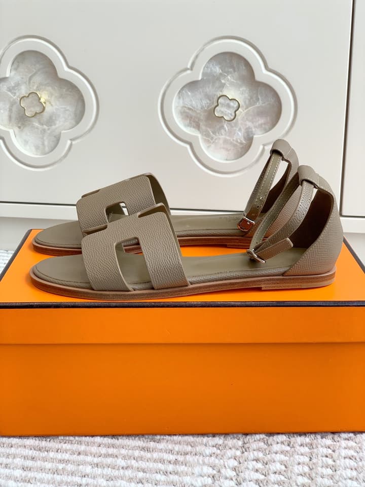 Hermès Santorini Classic H Flat Sandals in Taupe