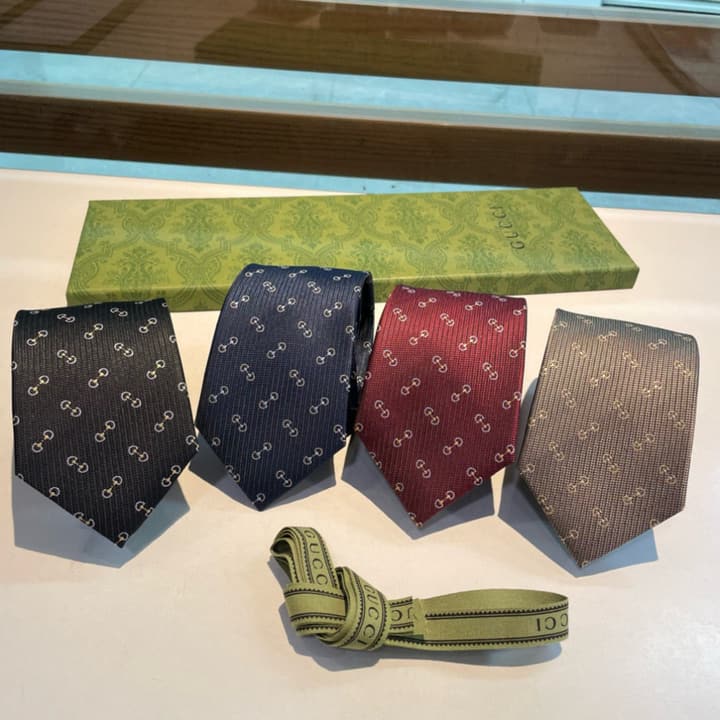 Gucci Men's Jacquard Silk Tie in Black Gg Pattern