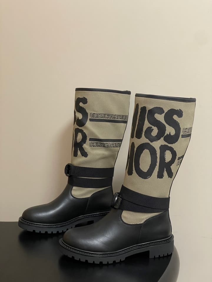 Dior D-Major Graffiti Mid-Tube Combat Boots – Autumn/Winter Collection in Black With White Graffiti