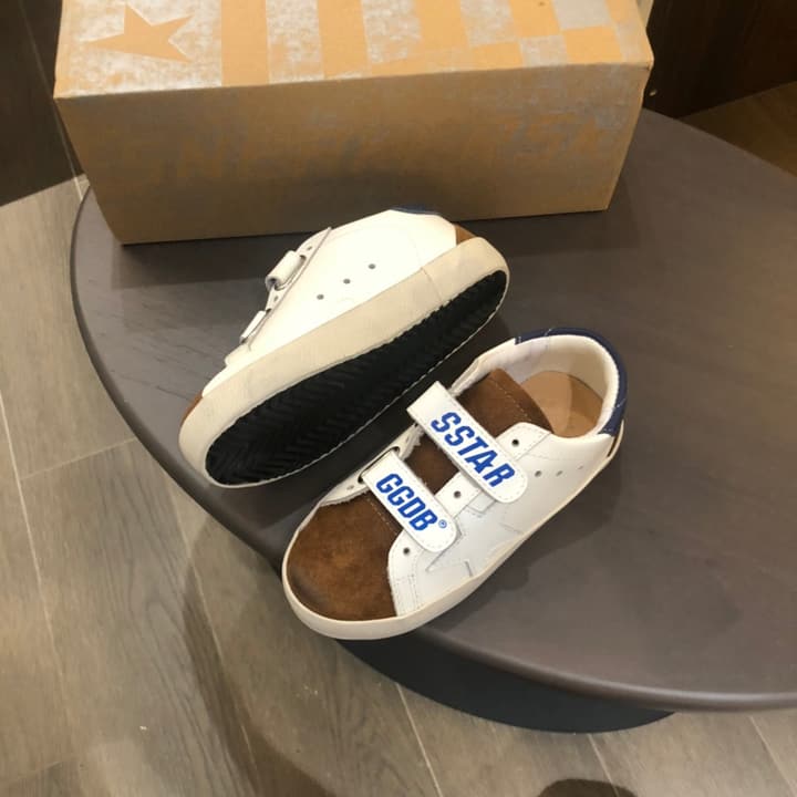Golden Goose Kids Distressed Sneakers – Kids Collection in White With Black Heel And Grey Star
