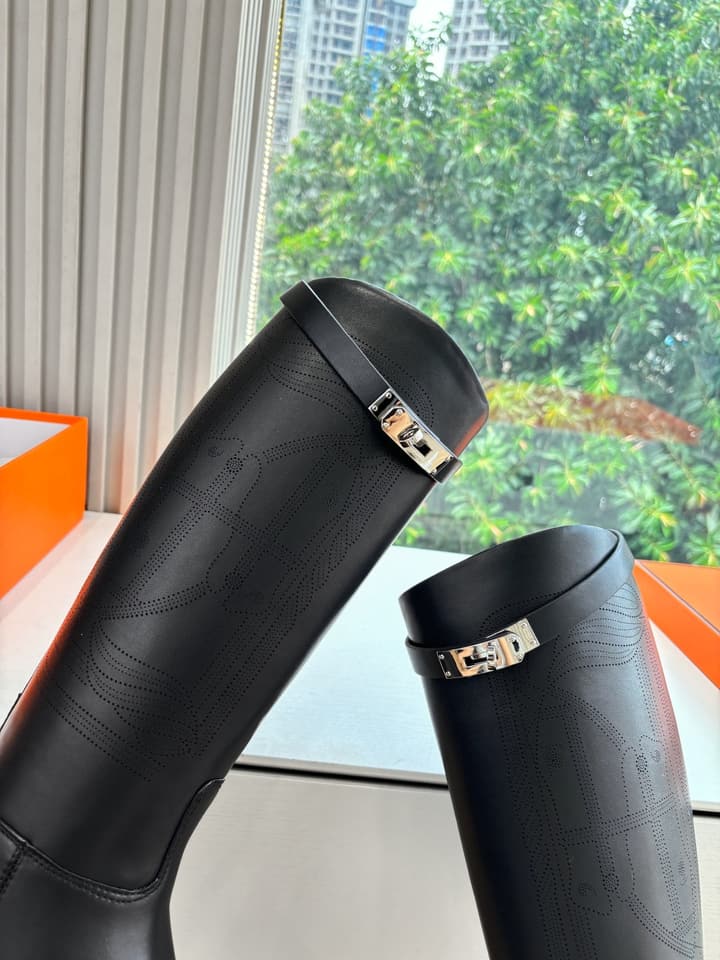 Hermès Classic Knee-High Boots – 2025 Autumn/Winter Collection in Two-tone Tan And Cream