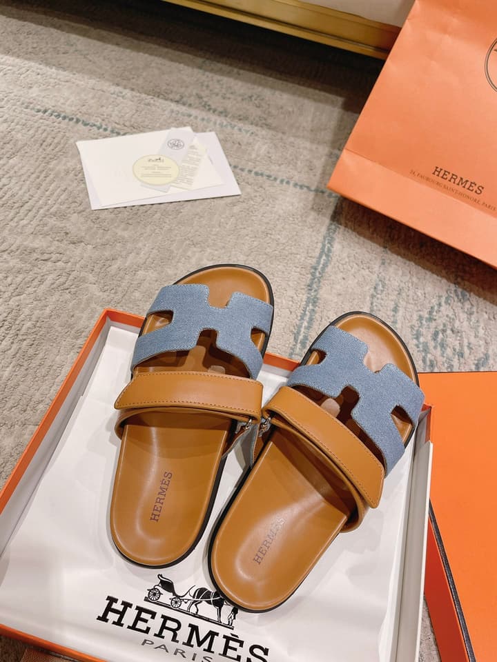 Hermès Chypre Leather Slides – 2023SS in Emerald Green & Textured Beige