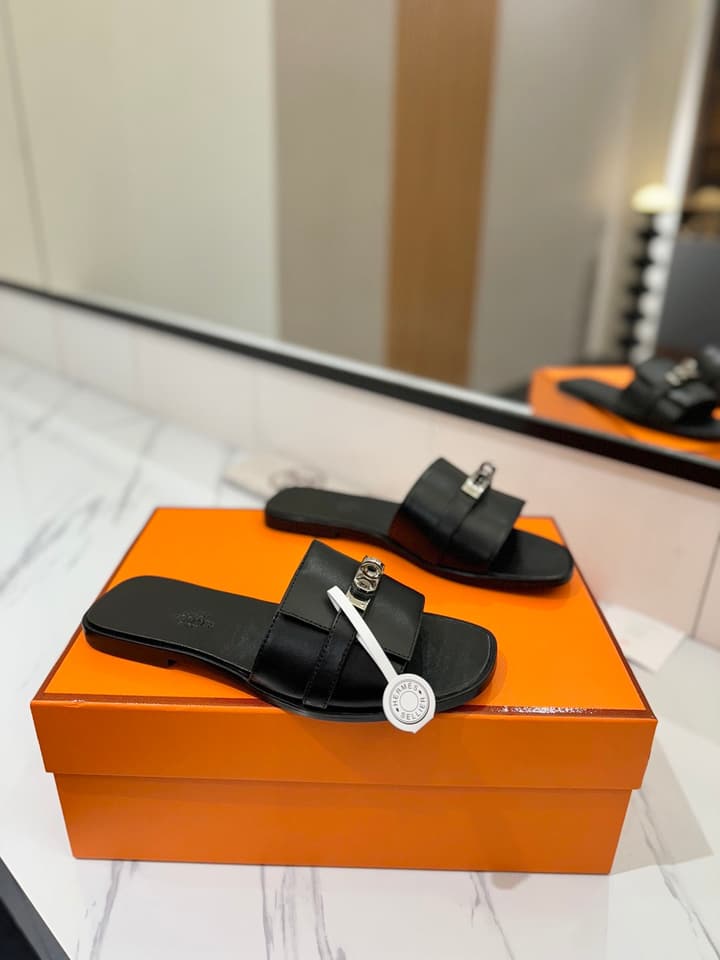 Hermès Classic Timeless Leather Sandals in Black