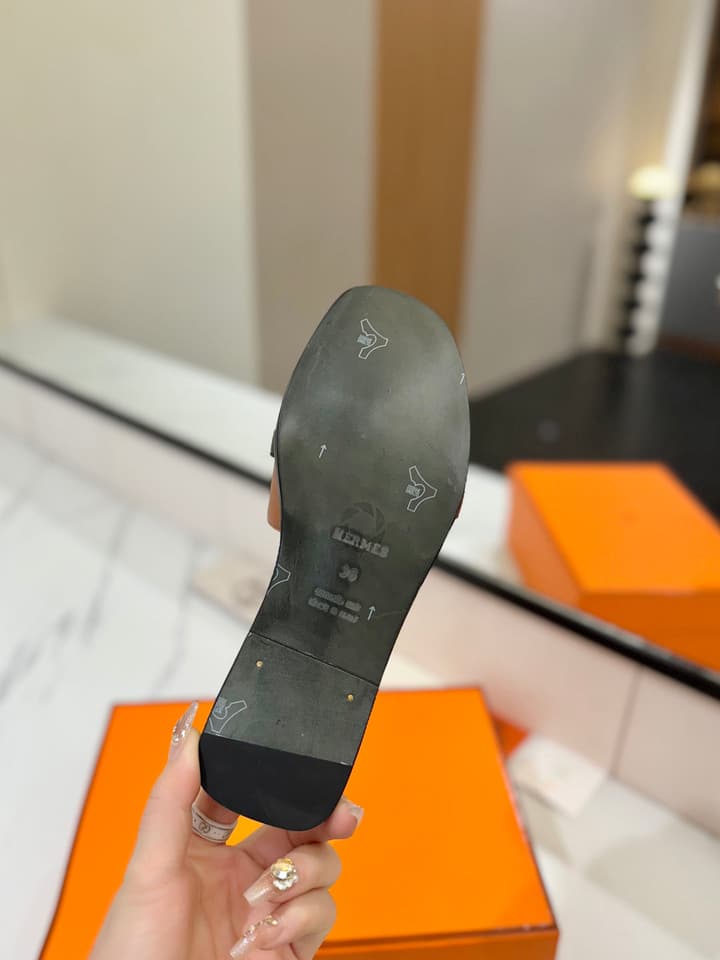 Hermès Classic Timeless Leather Sandals in Black